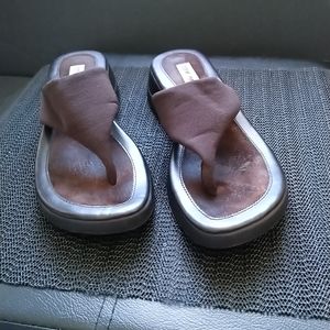 STEVE MADDEN pre-loved low wedge thongs